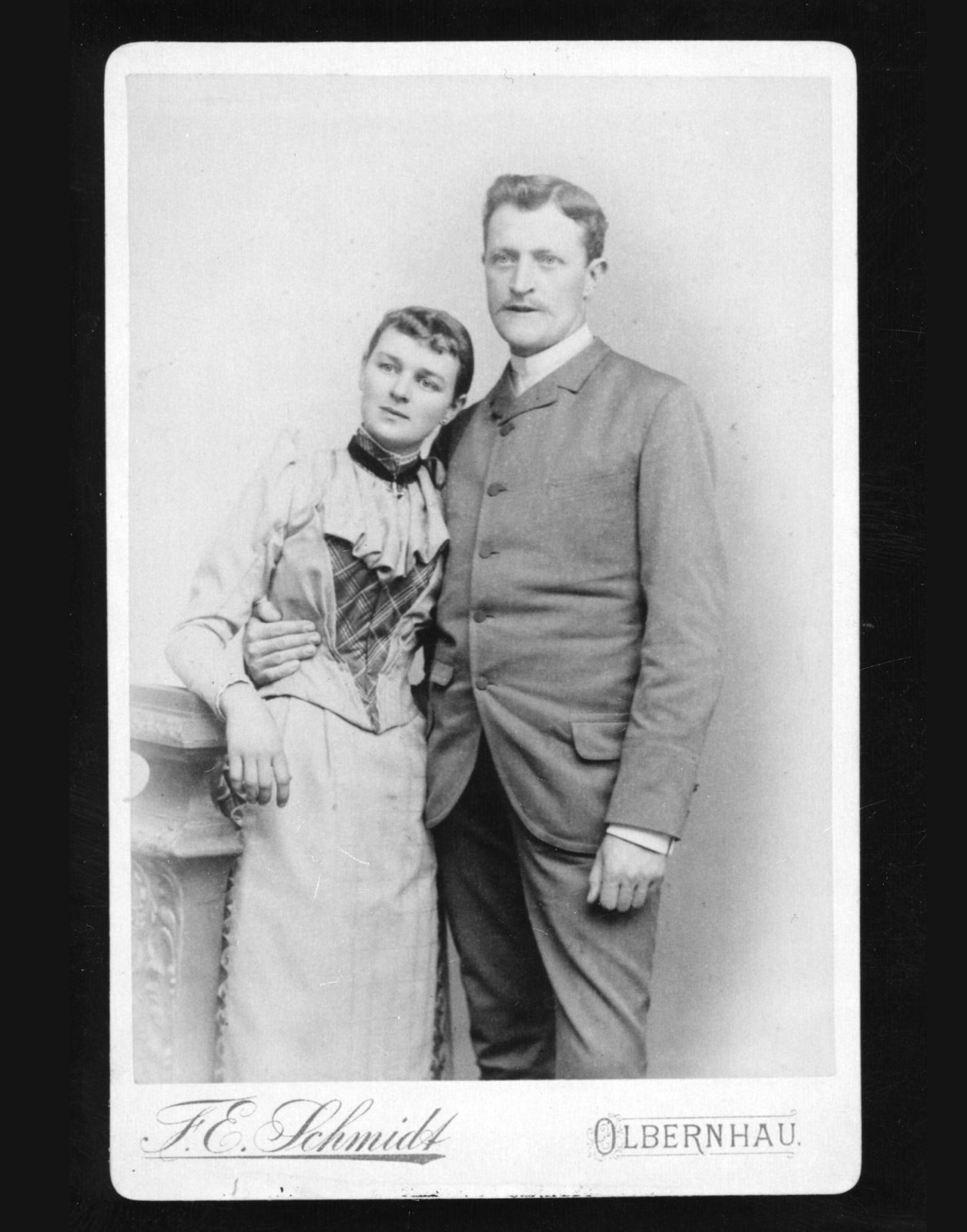 Photo studio fin du 19e siècle. Jeune couple élégamment habillé, grands-parents d’Ingvar Kamprad en Allemagne.
