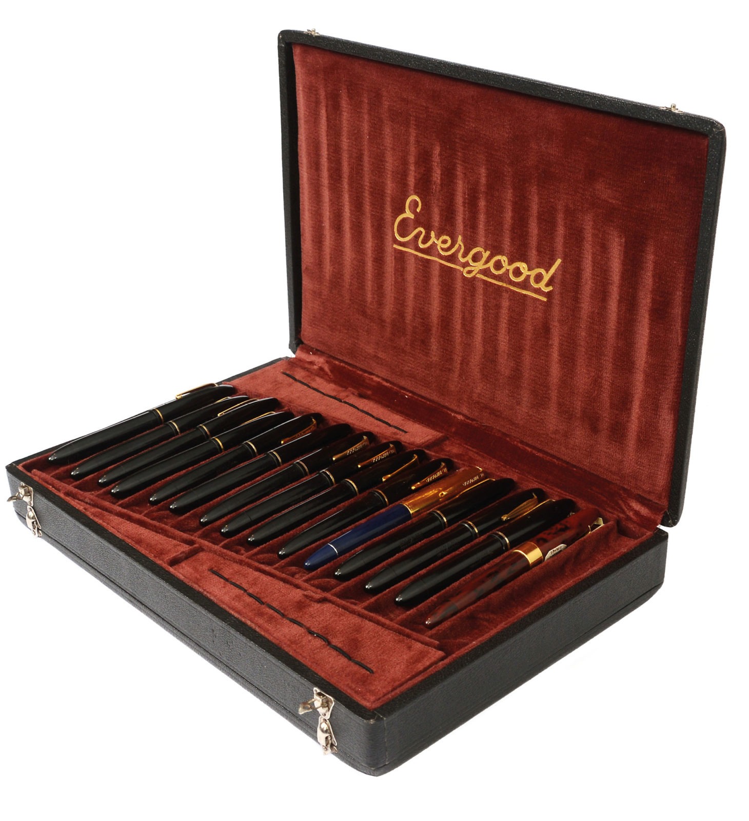Mallette de commercial ouverte avec des stylos vintage, marron doublée de velours rouge, remplie de stylos à bille noirs.