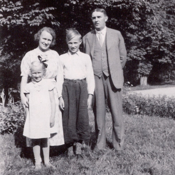 Foto der Familie Kamprad, Kerstin, Mutter Berta, Ingvar, Vater Feodor, draußen, 1936.