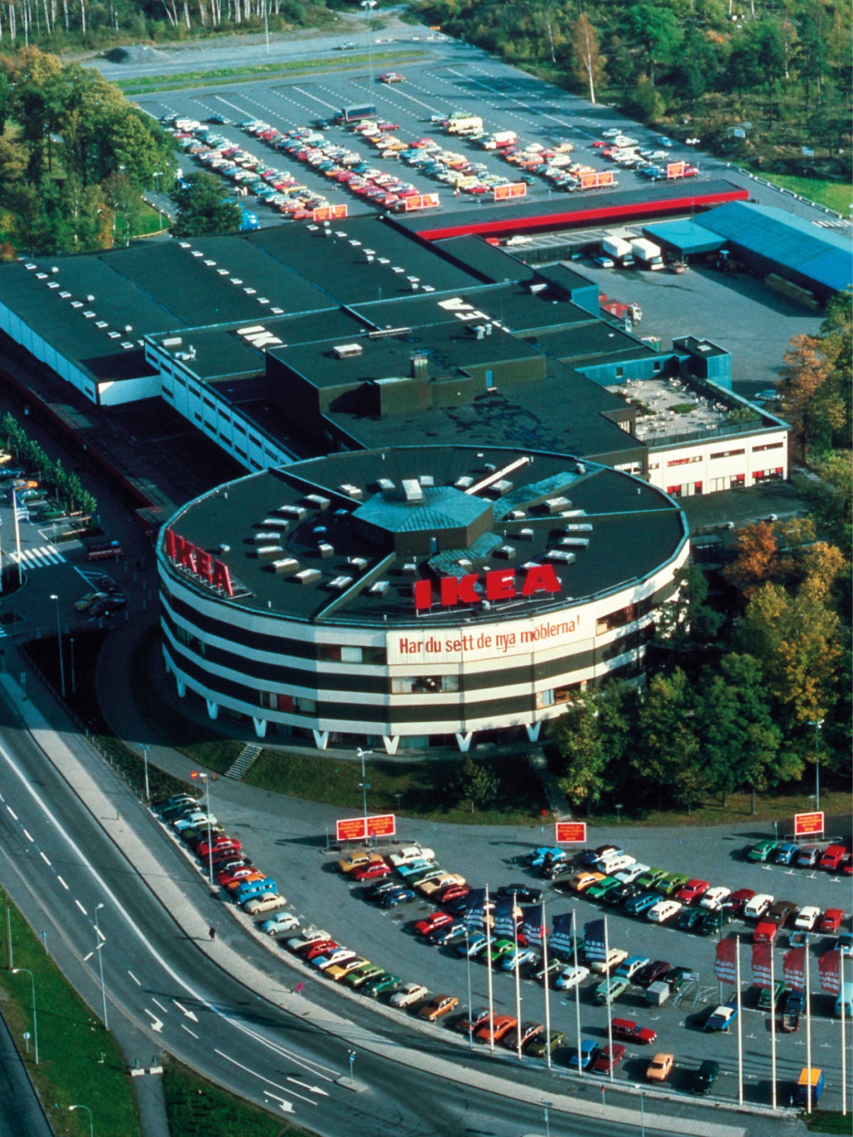 Flygfoto av stor rund byggnad med IKEA skylt och skylten 