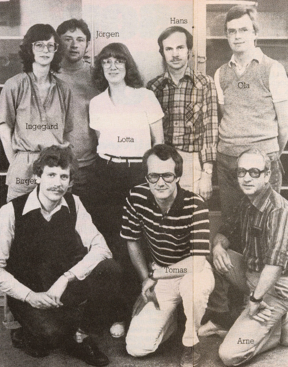 Tidningsbild av liten grupp av personal på IKEA Sverige i 1980-talskläder.