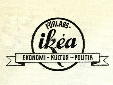 Texten Förlags-ikéa i en cirkel bakom ett banér med texten EKONOMI-KULTUR-POLITIK.