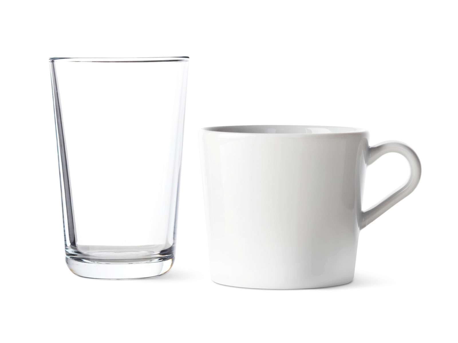 Glas och vit kopp, mot vit bakgrund.