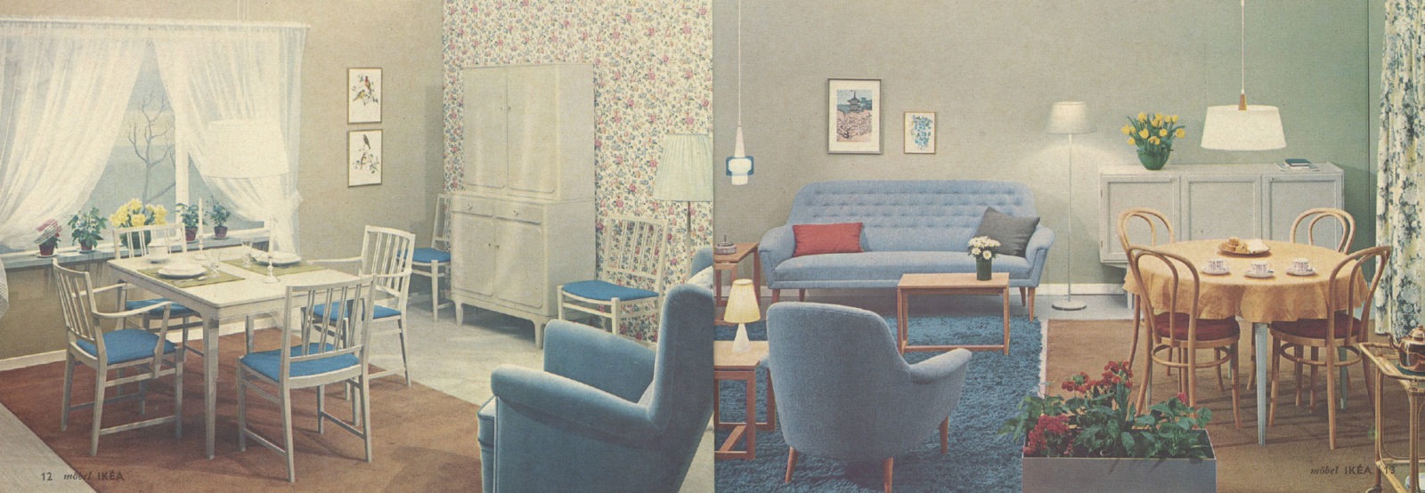 Uppslag IKEA katalog 1962 med inbjudande rumsinteriör i vita och blåa toner, med skira gardiner och blommor i fönstret.