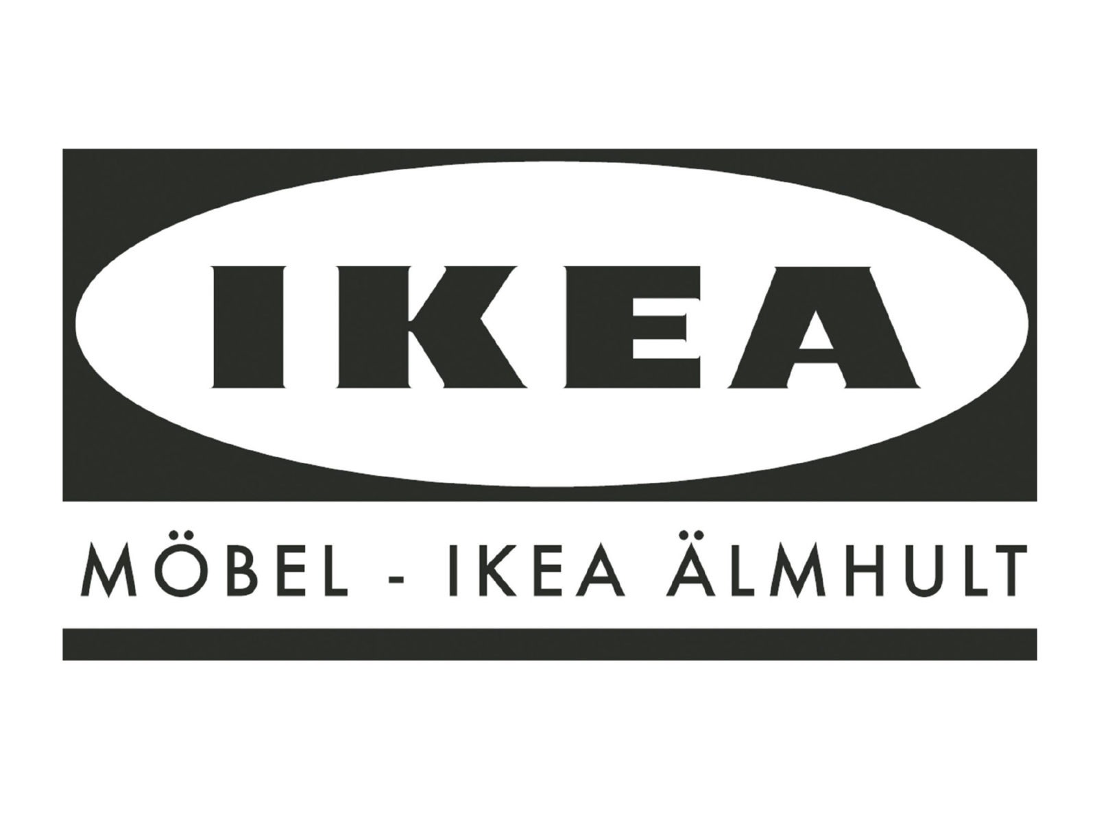 IKEA med svarta versaler på vit oval mot svart bakgrund. Under ovalen, på vit bård mot svart står MÖBEL-IKEA ÄLMHULT.