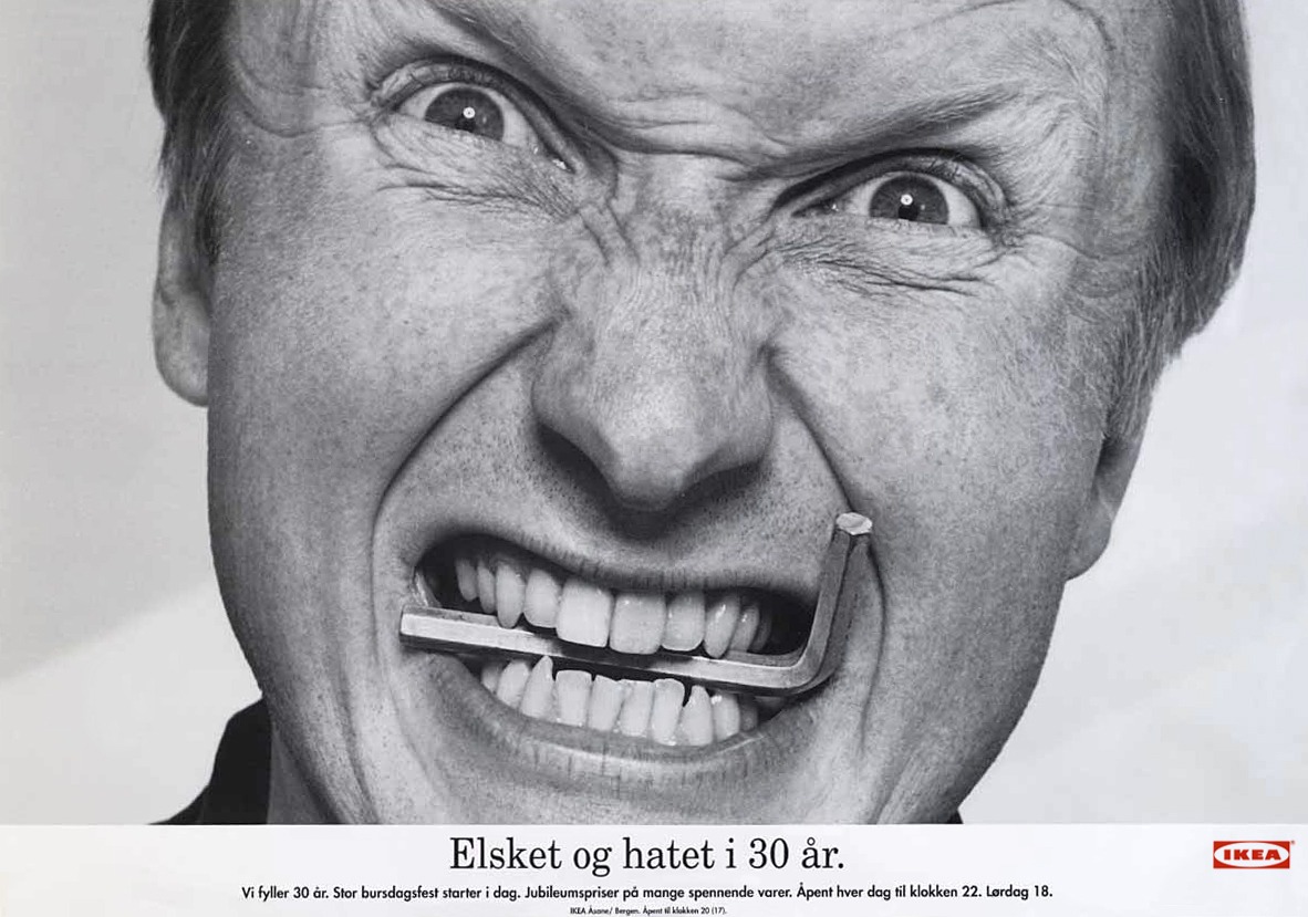 Faksimil av annons från IKEA med svartvit närbild av frustrerad man som biter på en insexnyckel.