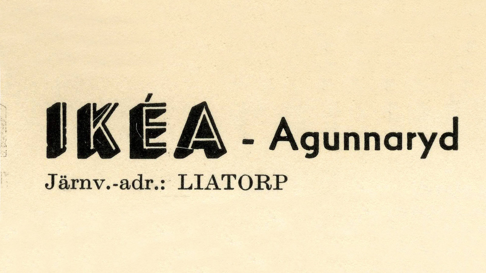 Gulnat blad med text IKÉA, Agunnaryd, med mindre bokstäver Järnv-adr: LIATORP.