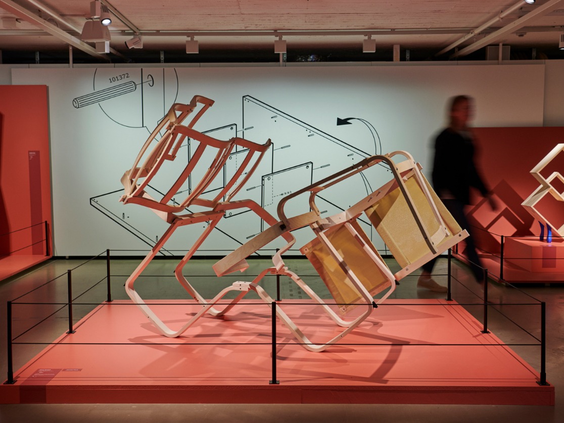 Eine luftige Holzskulptur namens From a Distance 4 von Hisae Ikenaga, die aus Bestandteilen von IKEA-Stühlen hergestellt wurde.