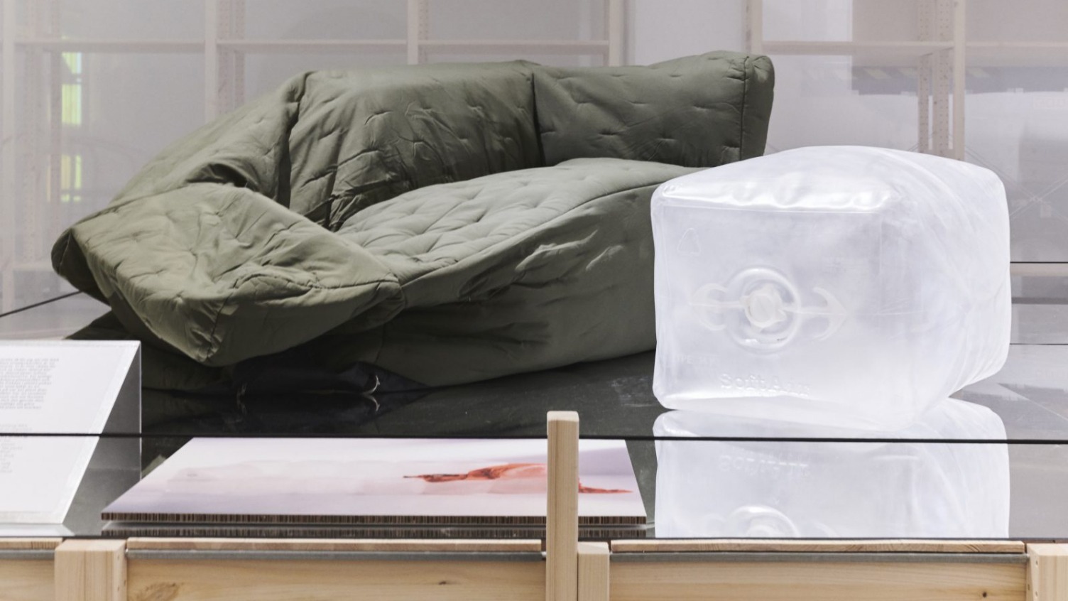 En grön, halvt uppblåst soffa från IKEA a.i.r kollektionen och en enhet av den uppblåsta inredningen som liknar en gigantisk isbit.