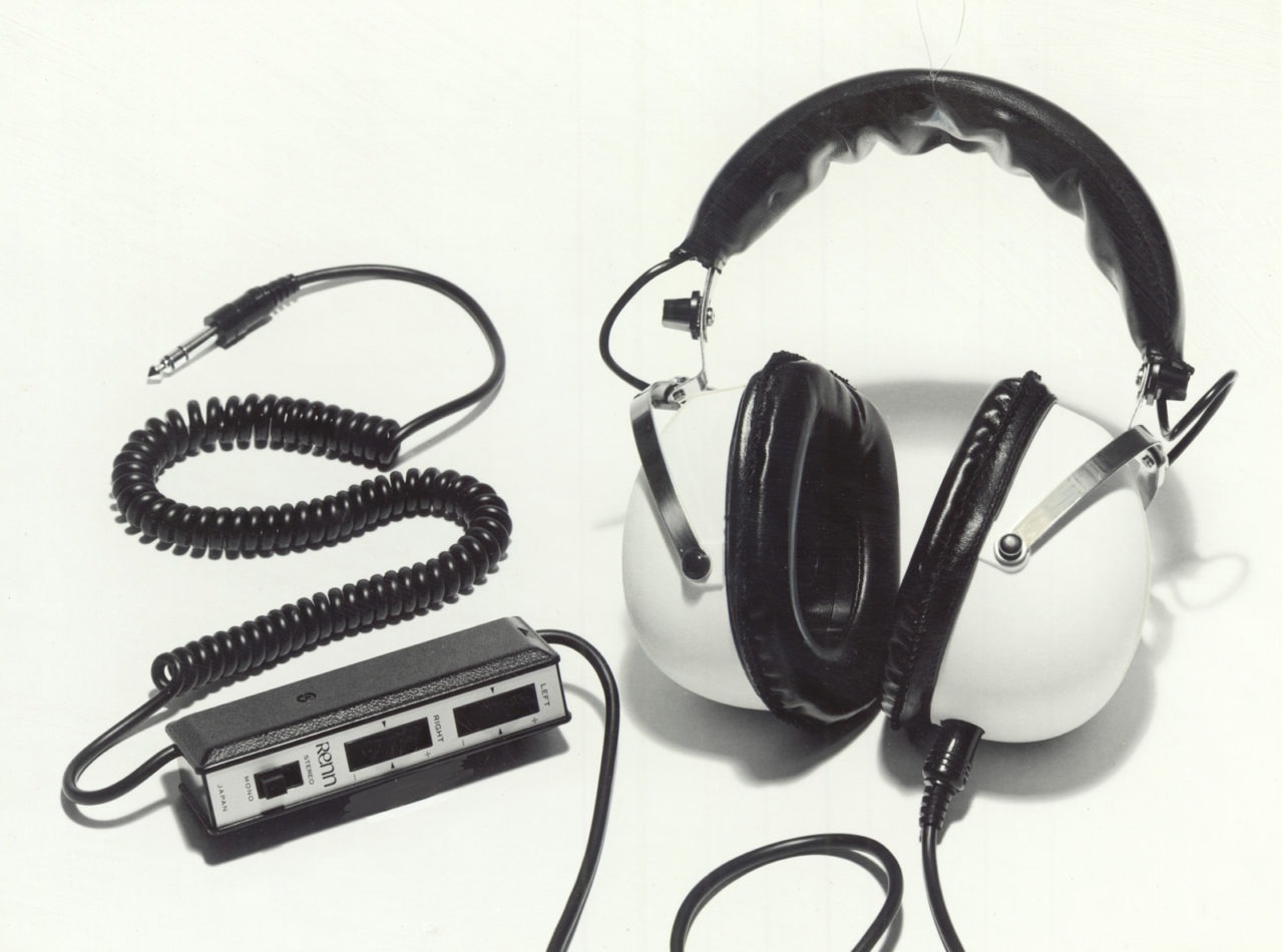 Schwarz-weiße IKEA RENN Kopfhörer aus dem Jahr 1973 mit Metallelementen und einem schwarzen Kabel.