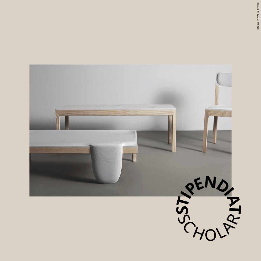 En stol, ett bord och en låg bänk med minimalistiska, flytande former i naturfärgat och ljusgrått ask- och ekträ.