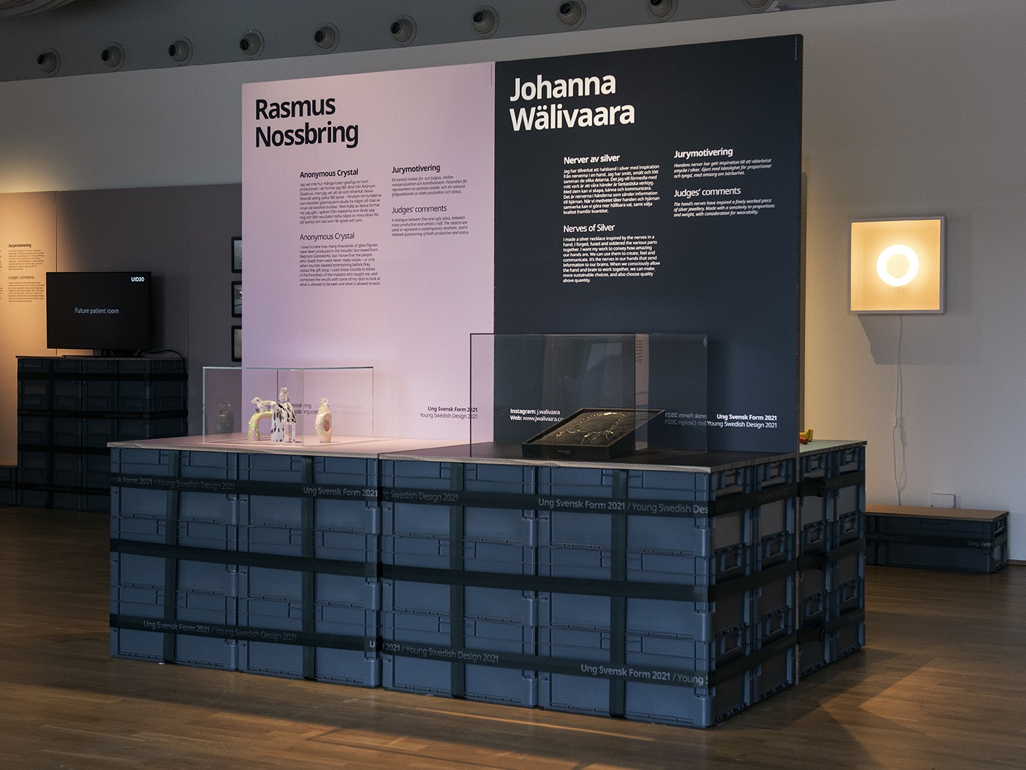 Hållbara podier och montrar med designföremål på utställningen Ung Svensk Form 2021 på IKEA Museum.