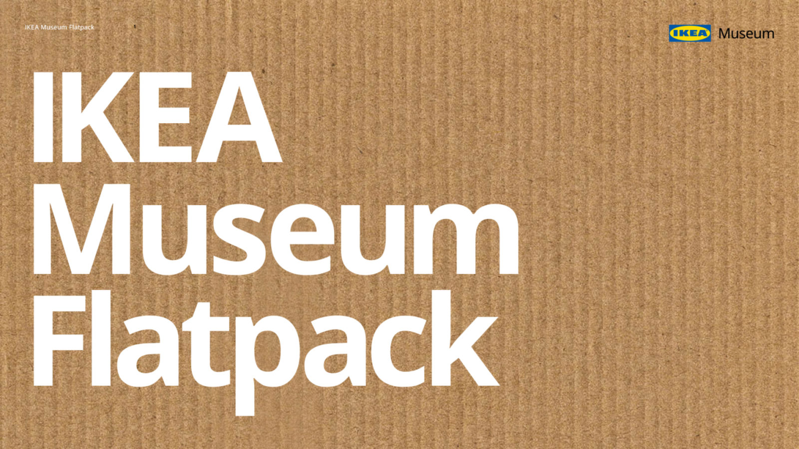 Ein rechteckiges, braunes Kartonstück auf dem das IKEA Museumslogo und „IKEA Museum Flatpack“ in weißer Schrift geschrieben steht.