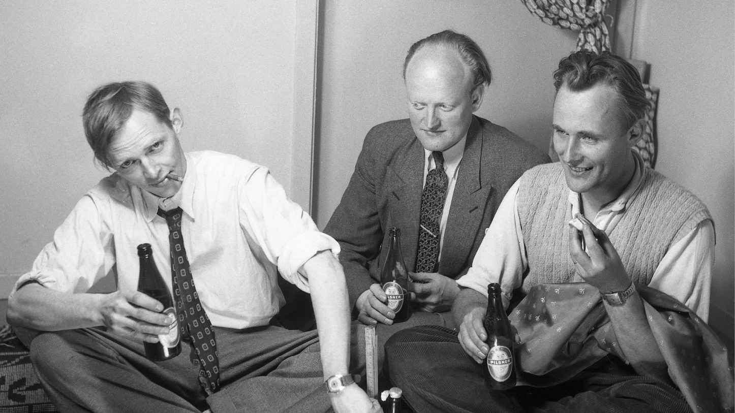 Three men in 1950s clothes, holding beer bottles, a young Ingvar Kamprad far right.