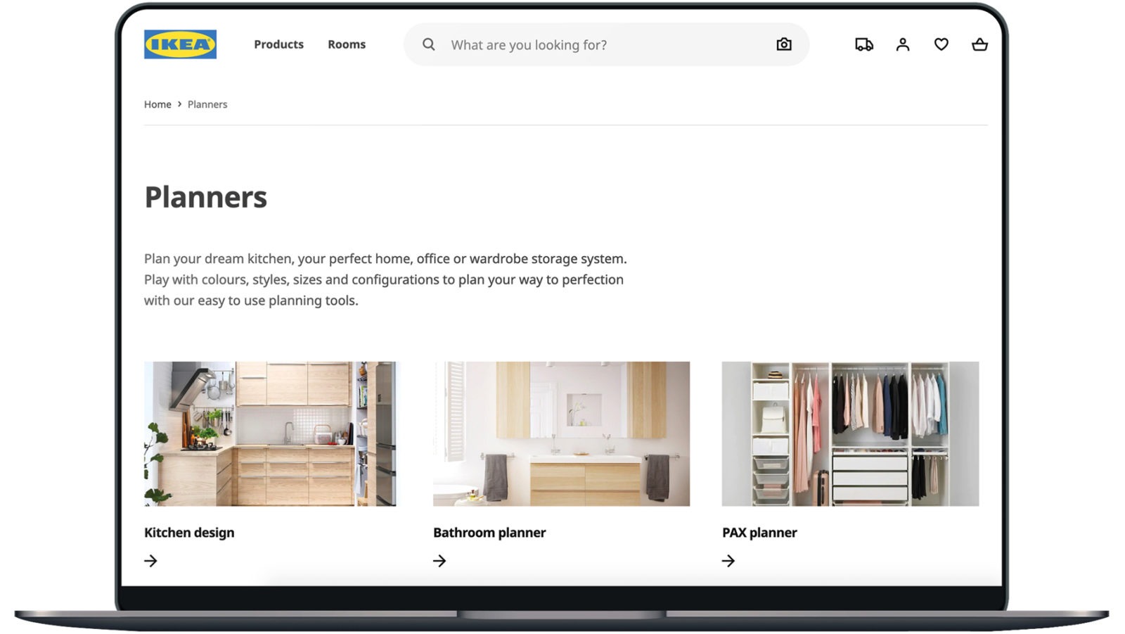 Skärm på bärbar dator visar planeringsverktyg på IKEA webbplats för kök, badrum och garderober.