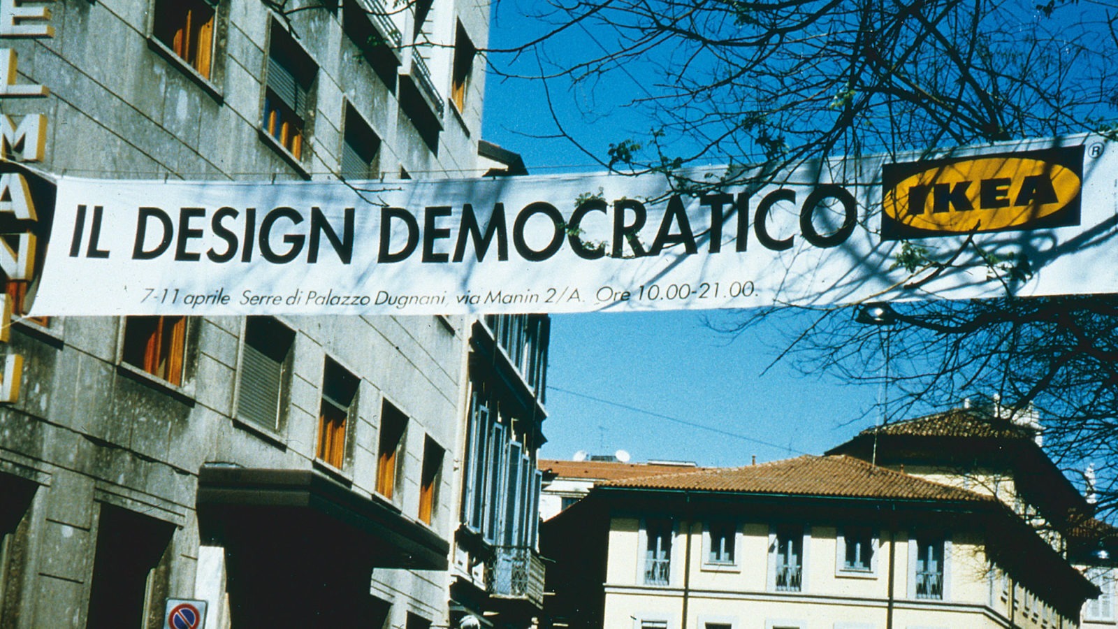 Stor banderoll hänger ovanför en stadsgata, texten på italienska lyder: Demokratisk Design, IKEA.