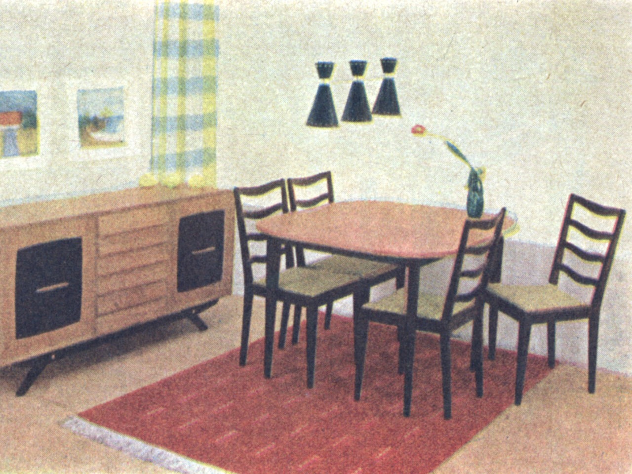 Mesa de comedor y cuatro sillas, modelo FORUM, y alfombra roja. Junto a la pared, un aparador de patas inclinadas.