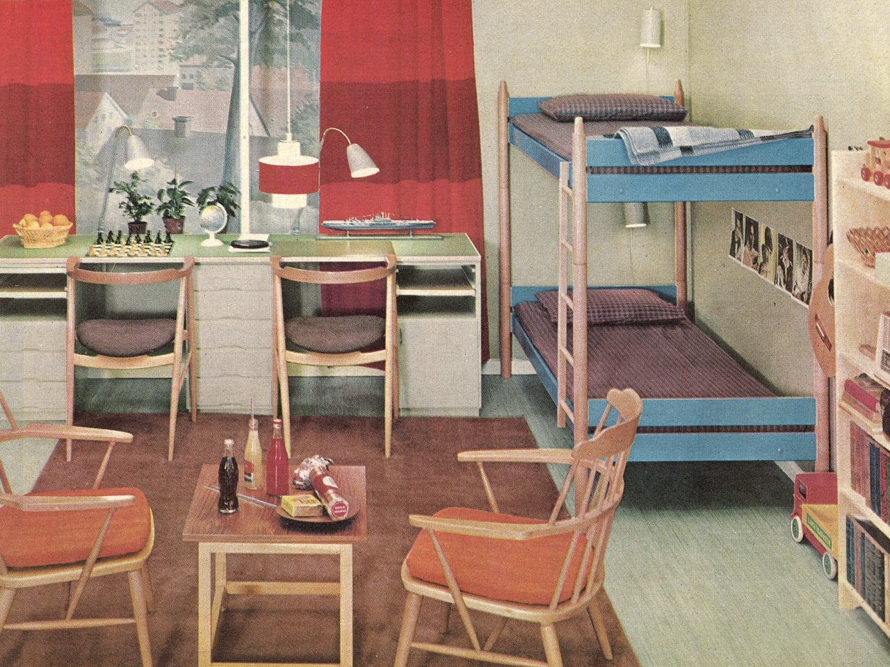Ett barnrum med lätta möbler i ljust trä. Våningssäng, dubbelskrivbord, soffbord med två pinnfåtöljer samt fylld bokhylla.
