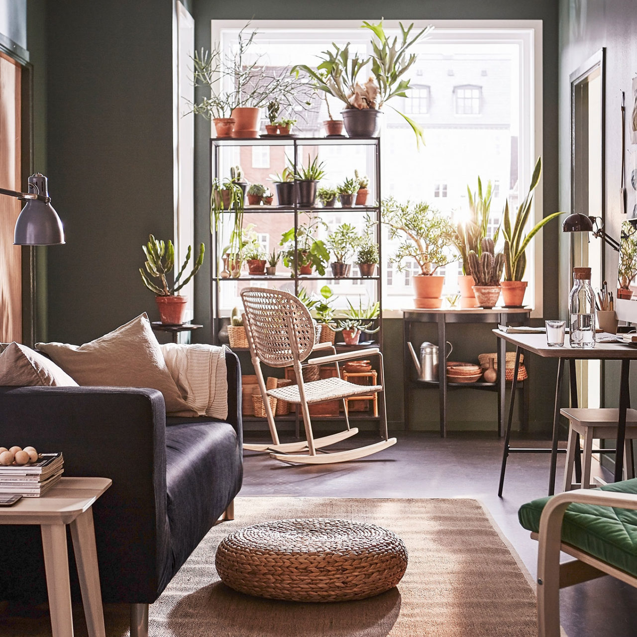 Habitación con detalles y muebles en materiales naturales trenzados. Ventana con plantas colocadas sobre estantes y mesas.