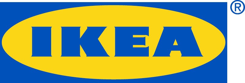 IKEA skrivet med blå versaler på gul oval mot blå bakgrund, med trademark-symbol i högra hörnet.