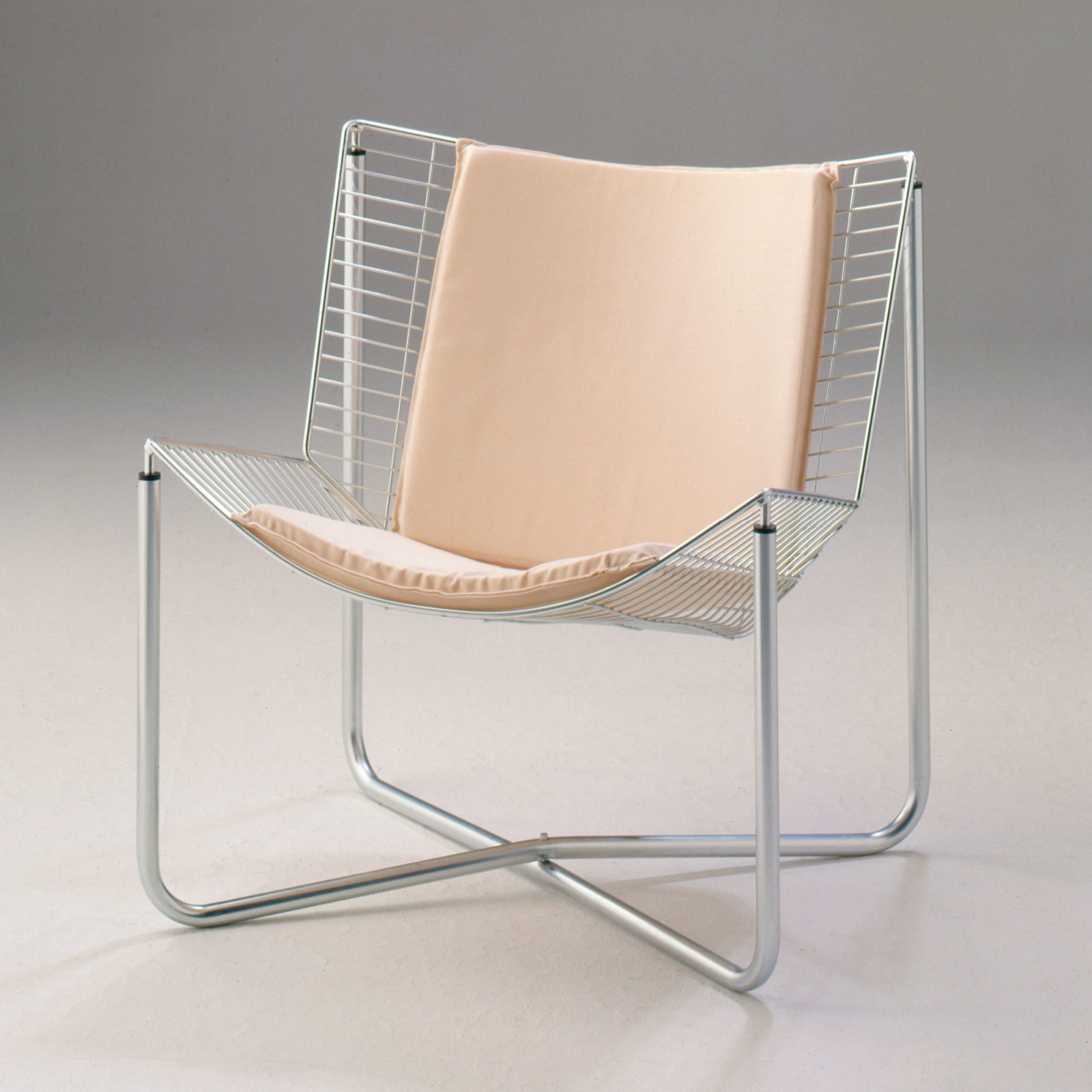 Easy chair with beige seat and back visions, frame made of pressed and welded together steel mesh, JÄRPEN.