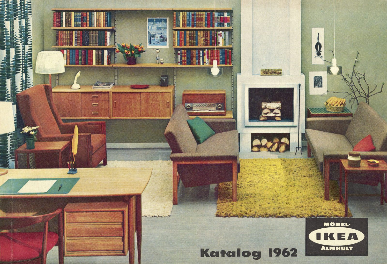 IKEA katalogomslag från 1962 med skrivbord, sittgrupp och eldstad.