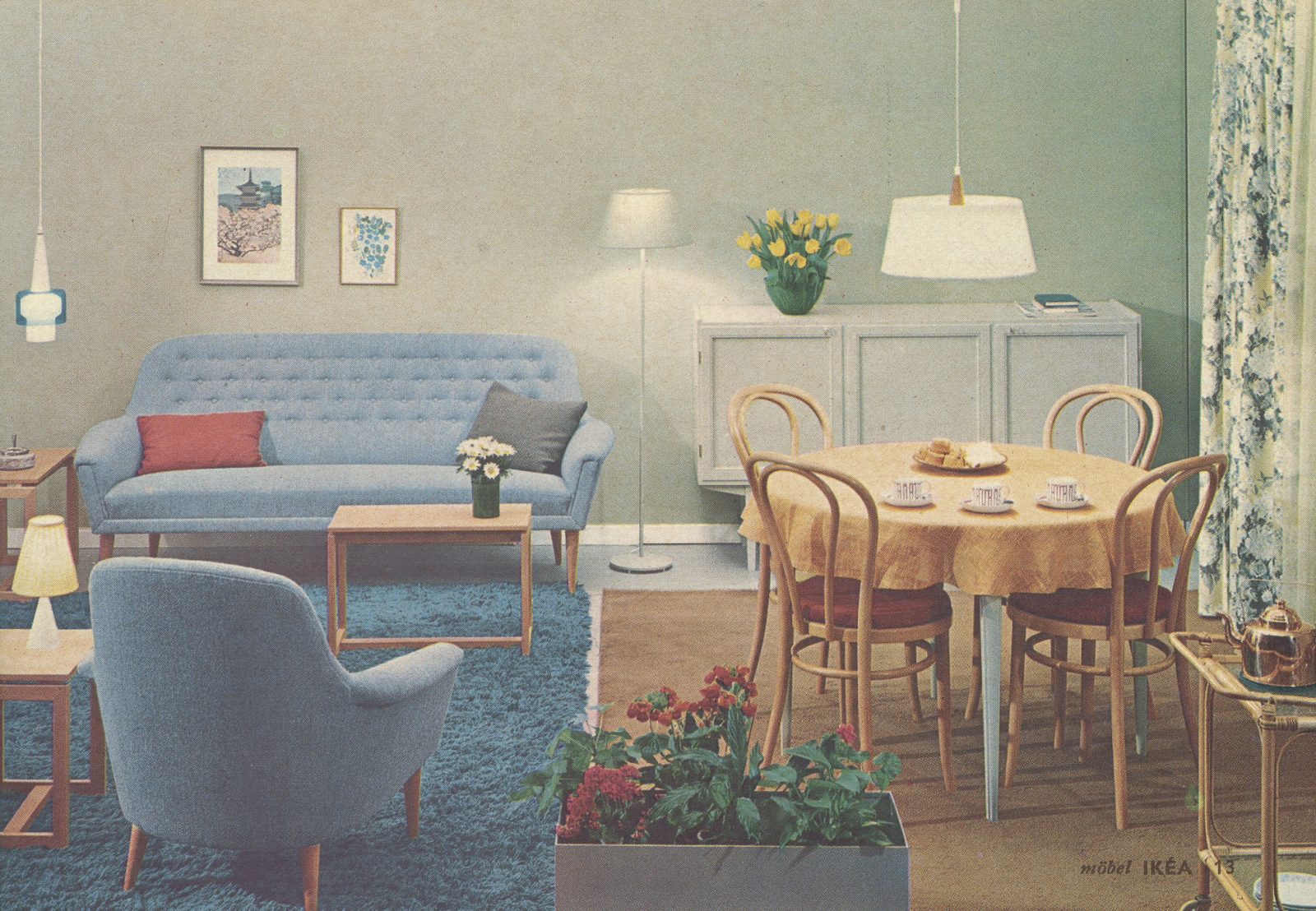 Sida i IKEA katalogen 1962 med helsidesbild av ett vardagsrum i blå och vita toner, med matplats och punktbelysning.