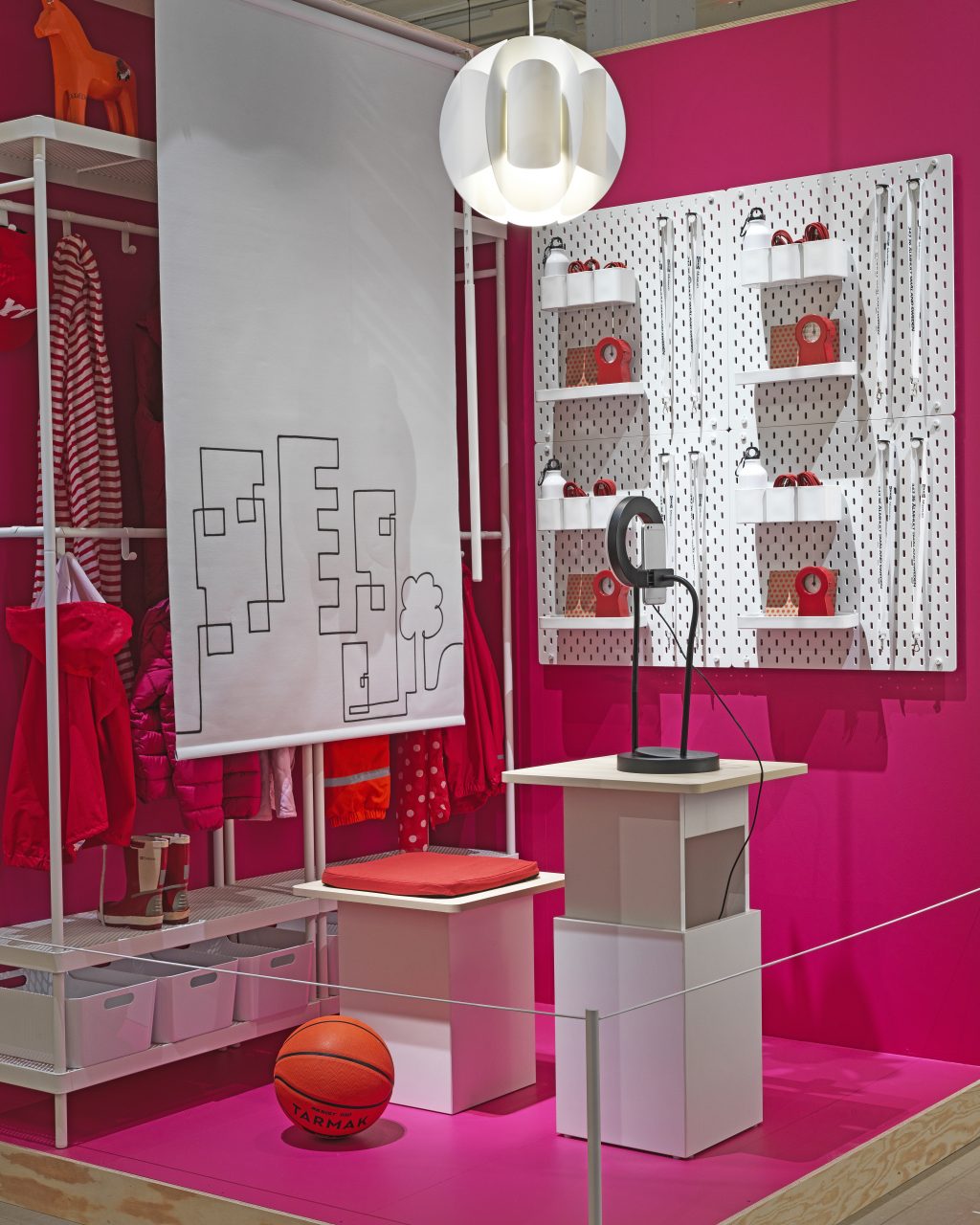 Ett rosa rum med möjlighet till klädförvaring och utrymme för digitala möten.