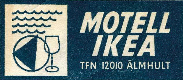 Blåvit logotyp med text Motell IKEA och illustration med vinglas, tallrik och vågor.