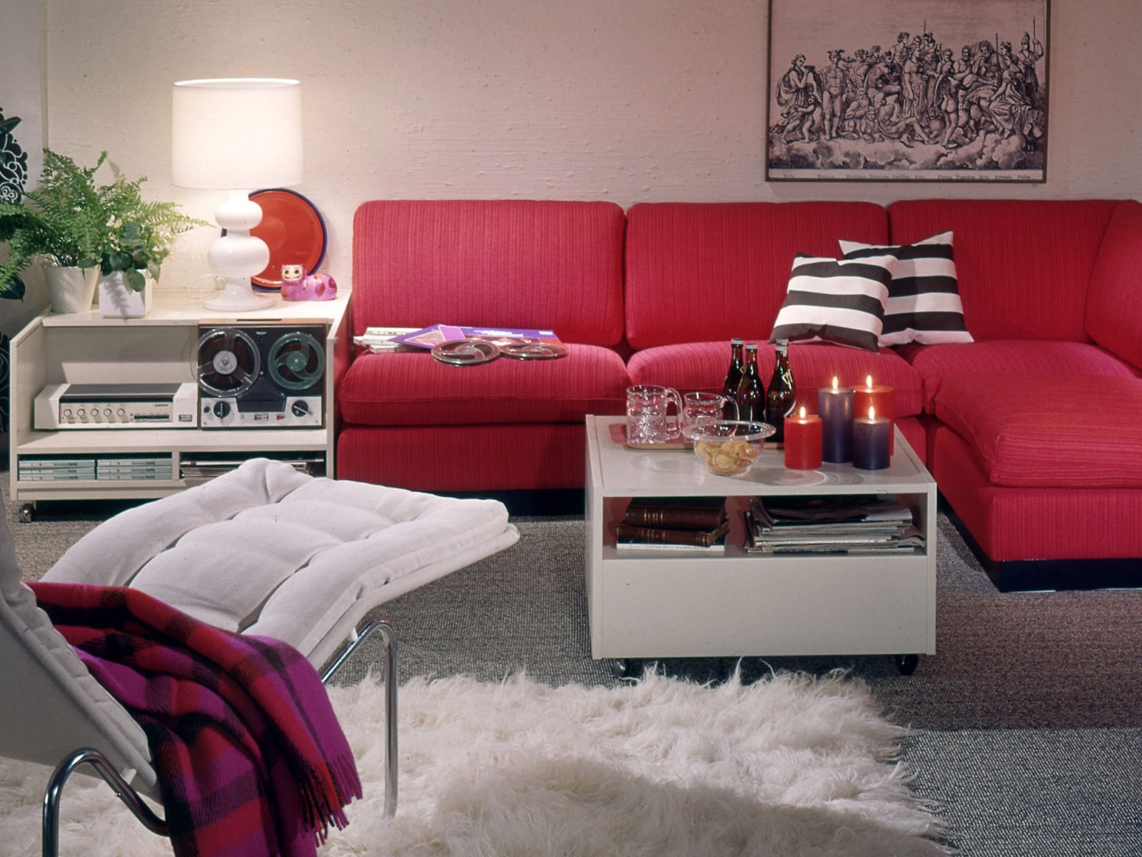 Interiör från IKEA katalog 1970, röd soffa ZOOM, vit matta och vilfåtölj KRÖKEN samt stereoanläggning i bakgrunden.