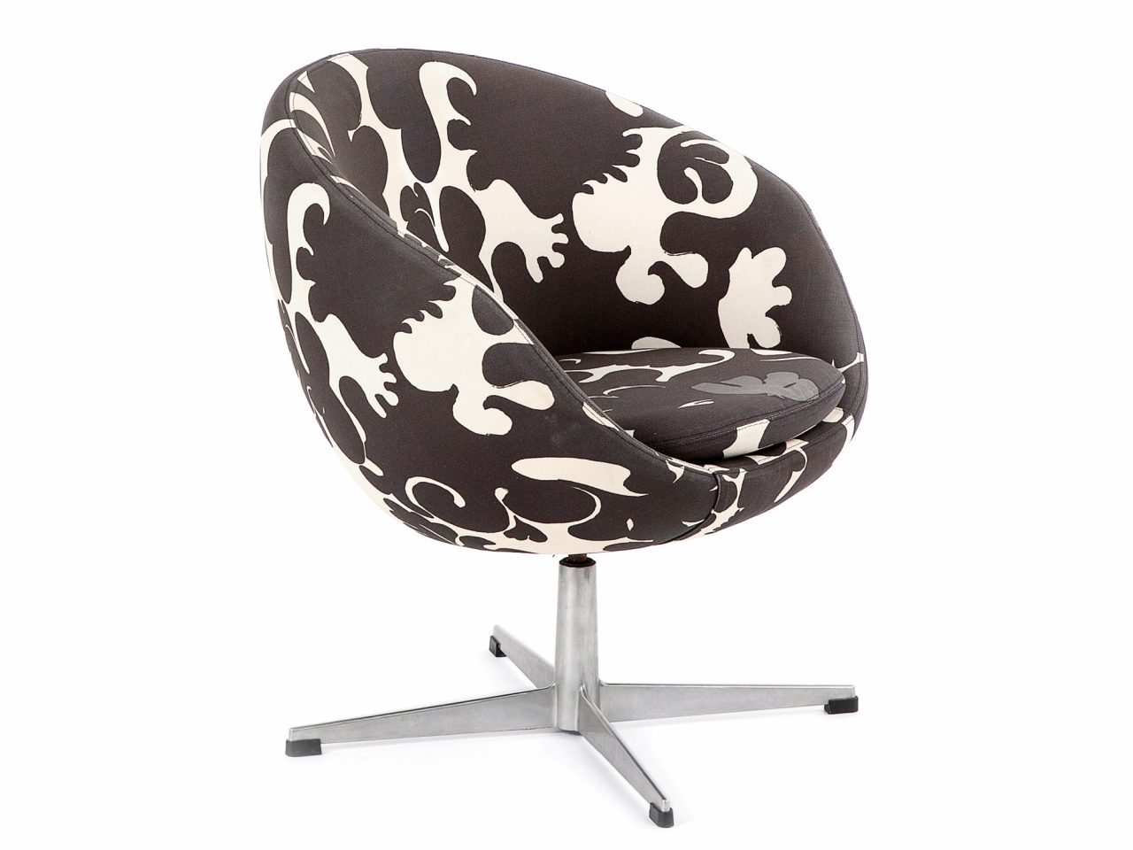 Chubby swivel chair with black and white pattern MYRTEN.
