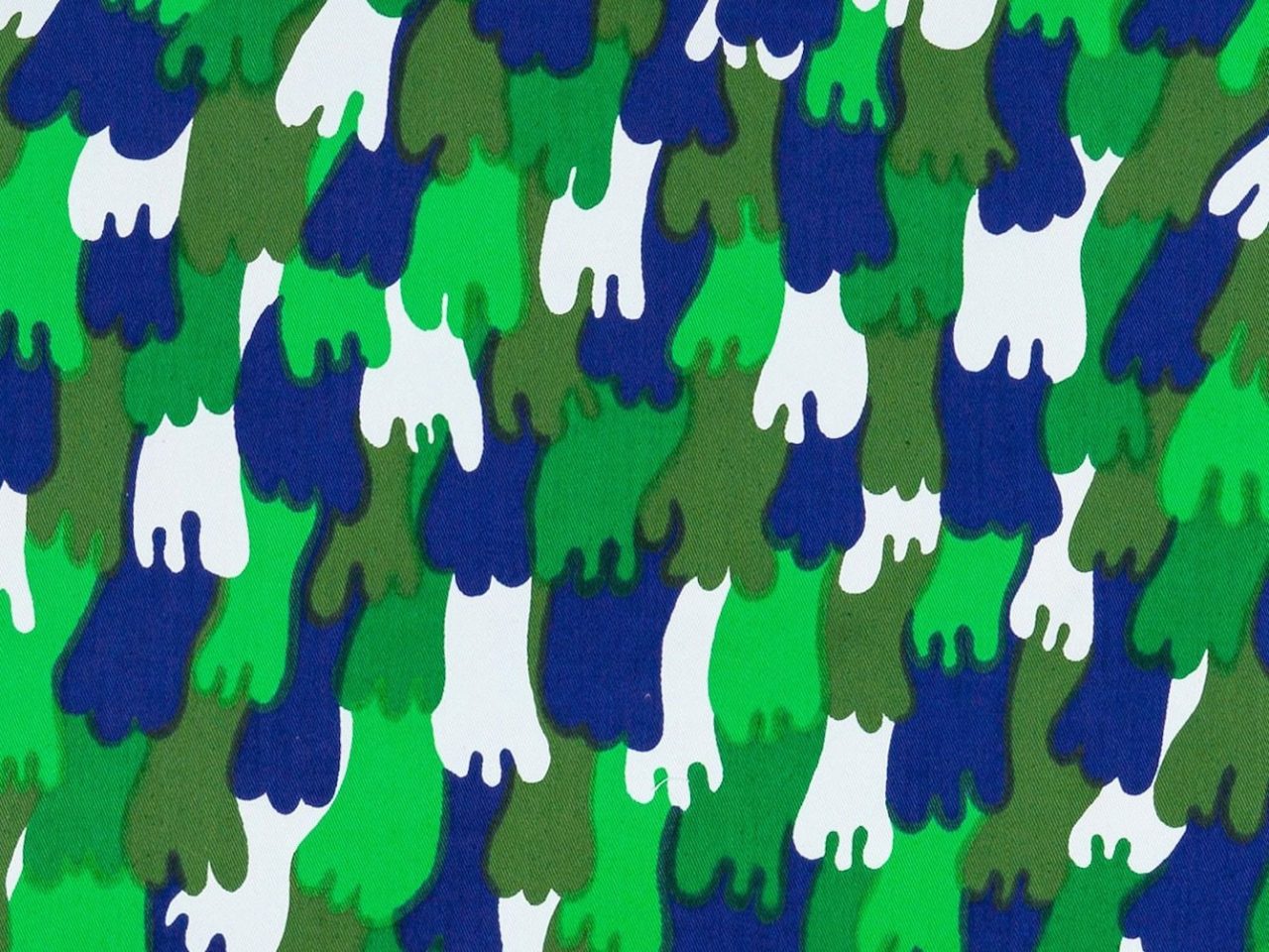 Textil med livfullt mönster, ALFI, i blått, vitt och gröna nyanser.