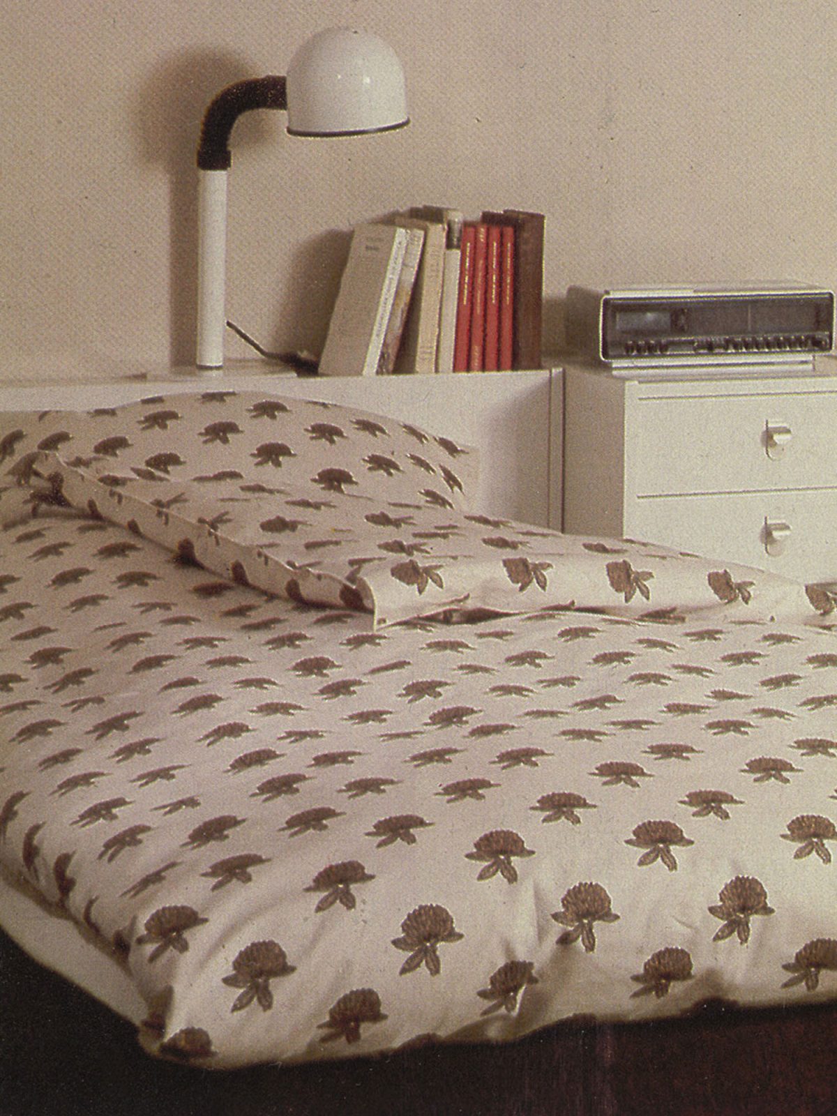 Bild ur IKEA katalogen med säng bäddad med påslakan och örngott ÄNGSLYCKAN, gröna klöverblommor på vit botten.
