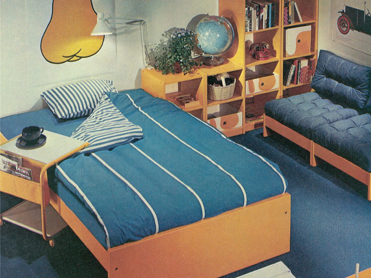 Bild ur IKEA katalogen 1976, enkel träsäng bäddad med påslakan och örngott POLKA, vita ränder på blå botten.