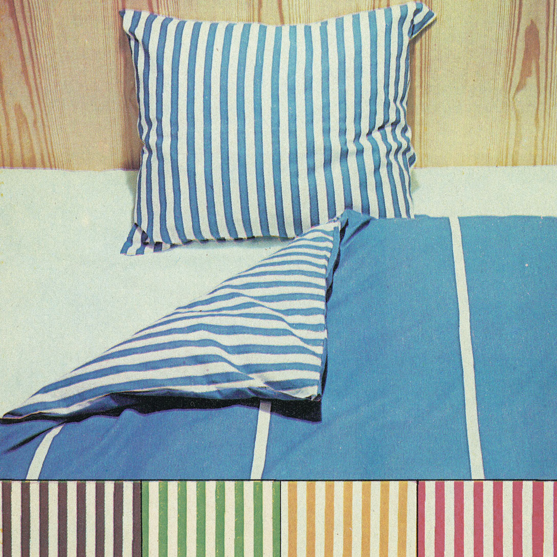 Bild ur IKEA katalogen 1976, randiga påslakanet POLKA visas i blått, brunt, grönt, gult eller rött med vita ränder.
