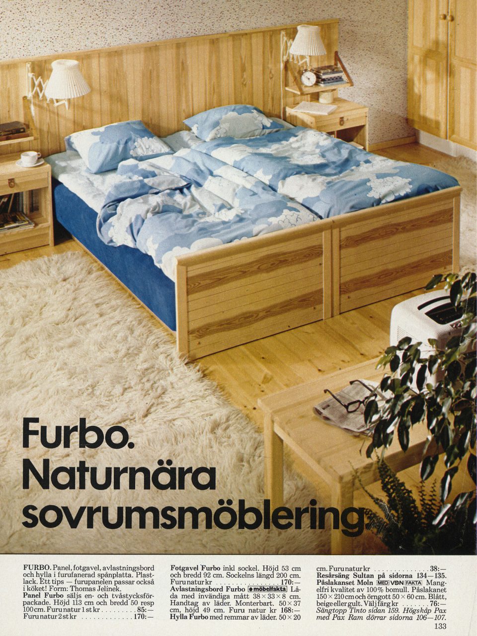 Bild ur IKEA katalogen 1977, furusäng bäddad med påslakan och örngott MOLN, himmelsblå botten med vita moln.