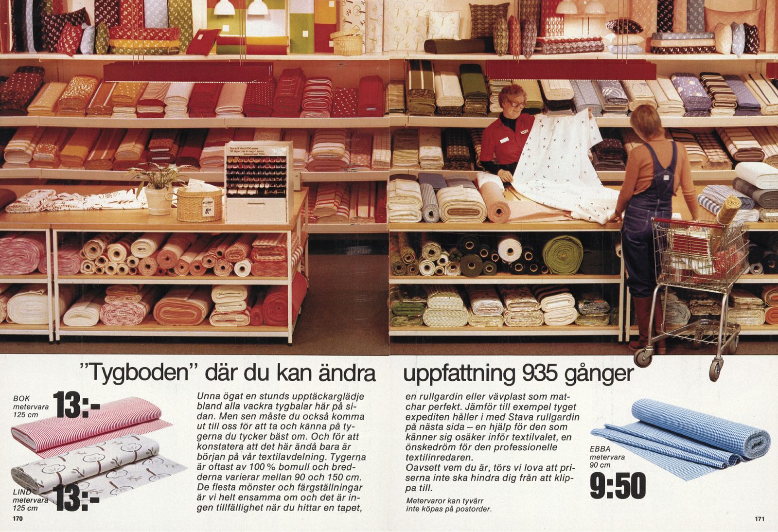 Uppslag i IKEA katalogen 1980 med bild från tygavdelningens tygbalar på snedställda hyllor, en anställd visar kund ett tyg.