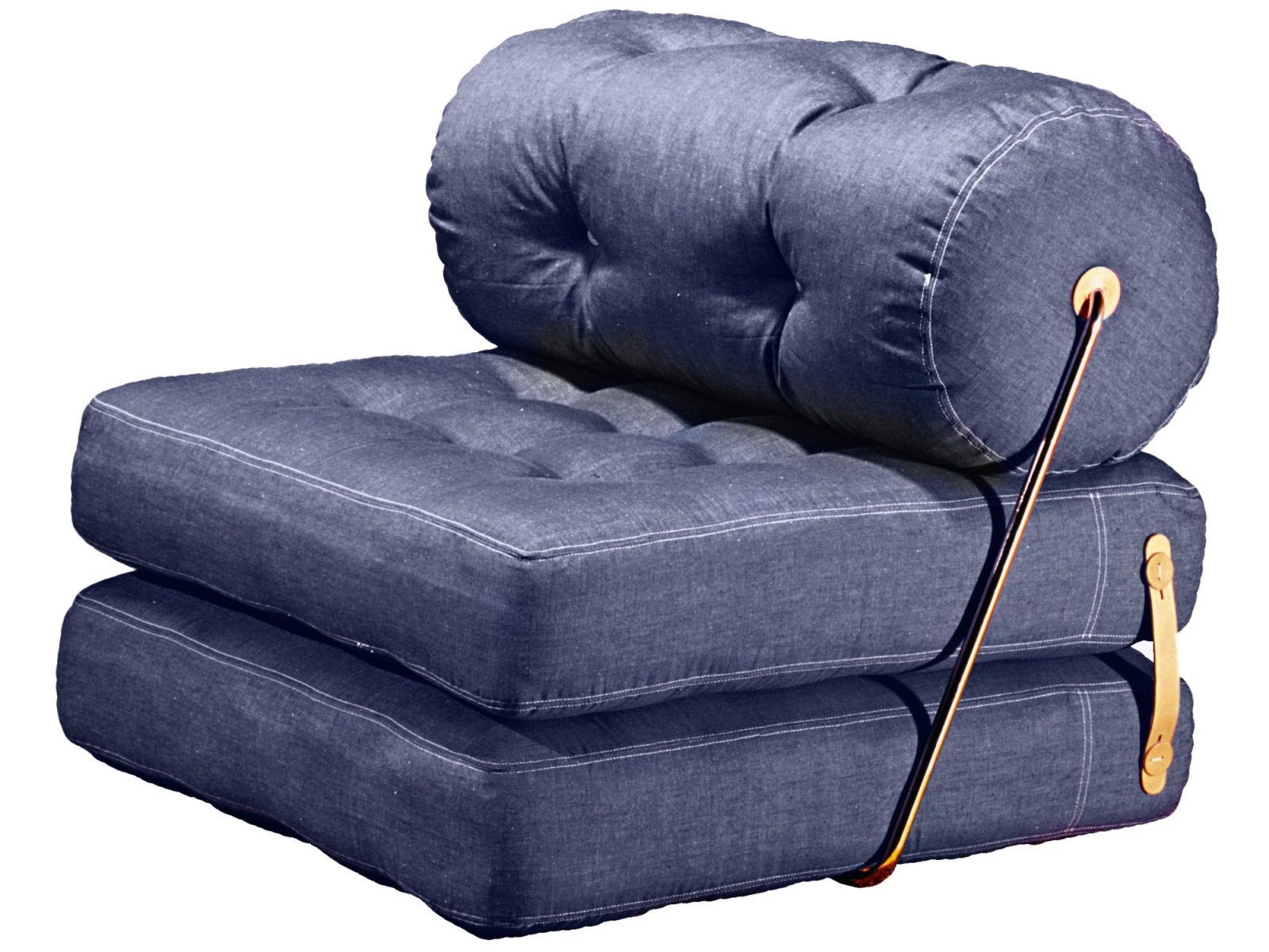 TAJT, en kombinerad sitt-, vil- och liggmöbel i blå denim med guldfärgade metalldetaljer.