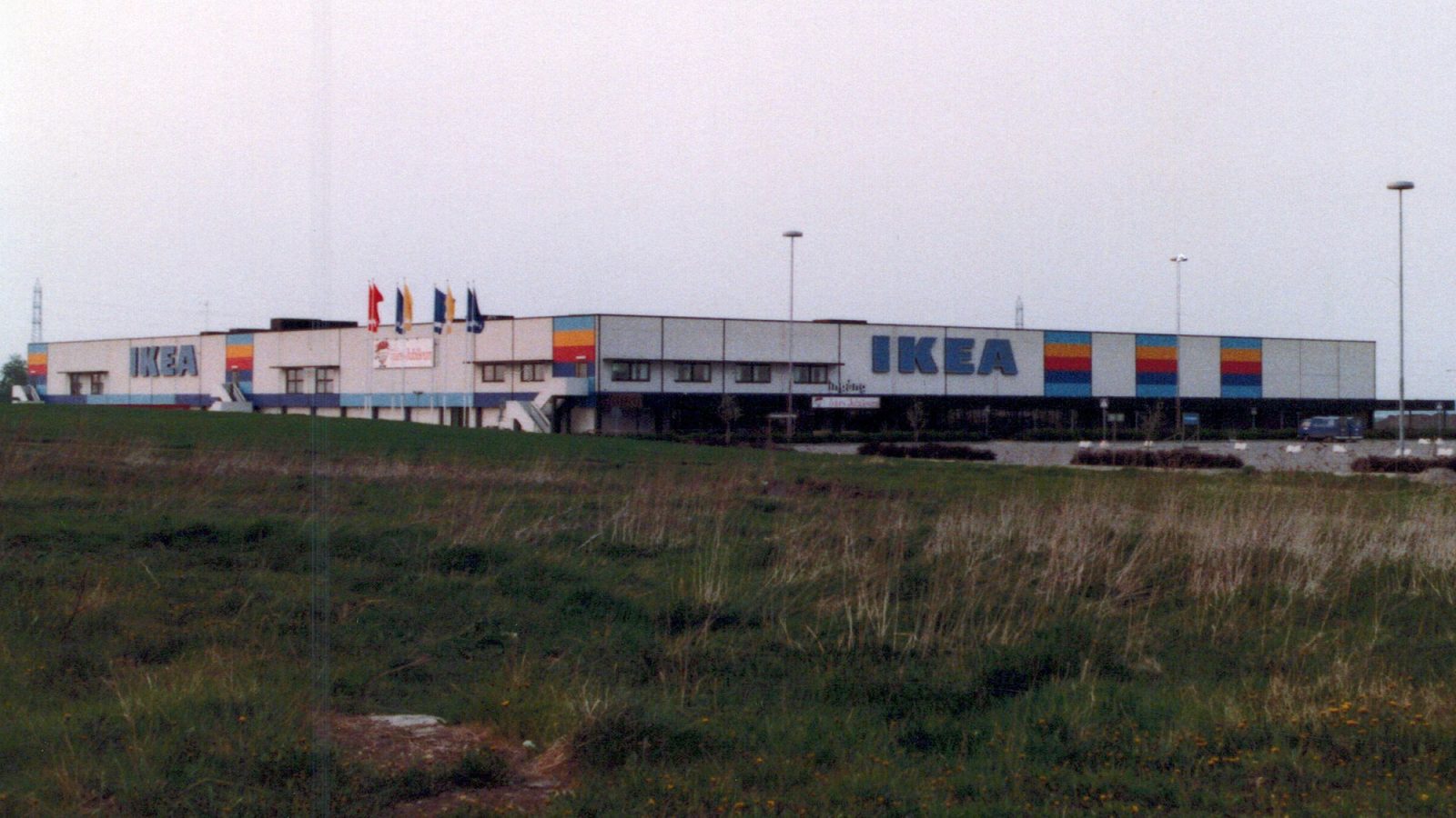Sklep IKEA widziany z daleka w wiejskiej scenerii.