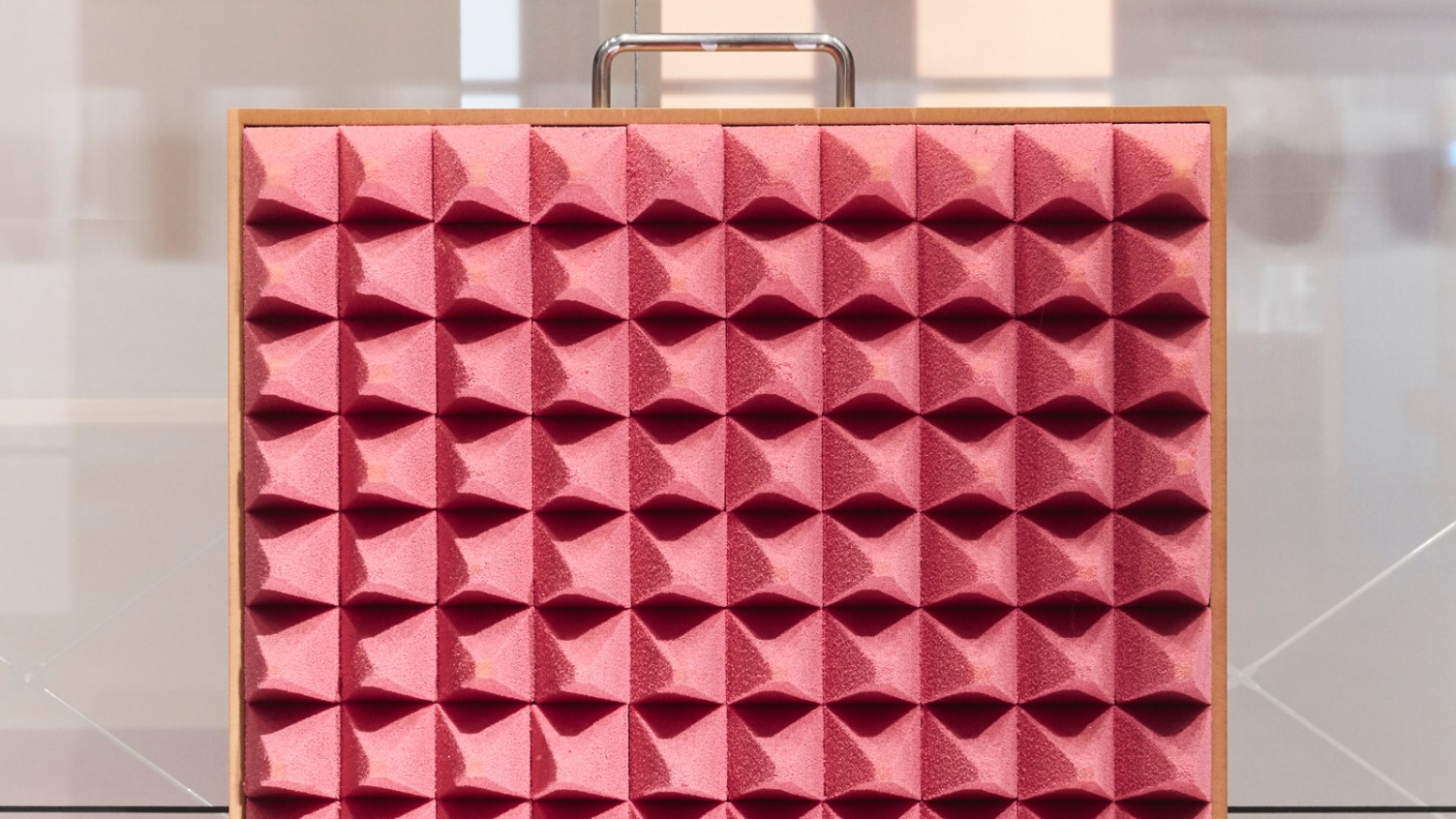 Eine Design-Skulptur namens „Electro-Draught Excluder“ aus rotem, leitfähigem Schaumstoff in Form von einhundert kleinen Pyramiden.