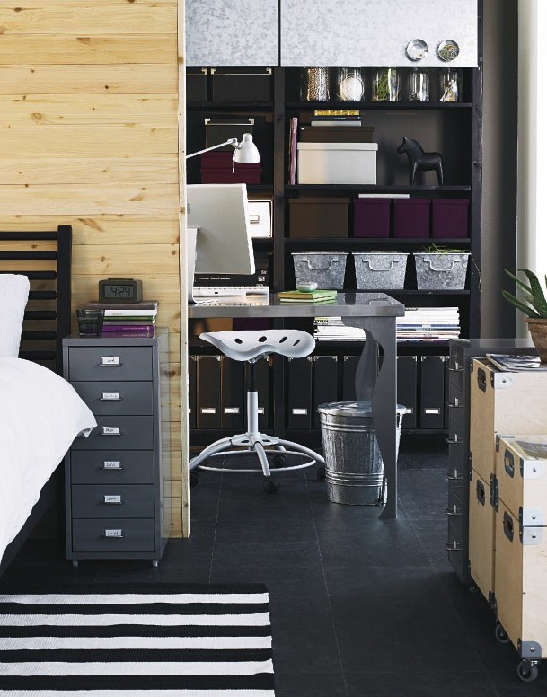 Schlafzimmer, das an ein Arbeitszimmer grenzt. Abwechselnd helle und dunkle Farben. Viele verschiedene Aufbewahrungsboxen.