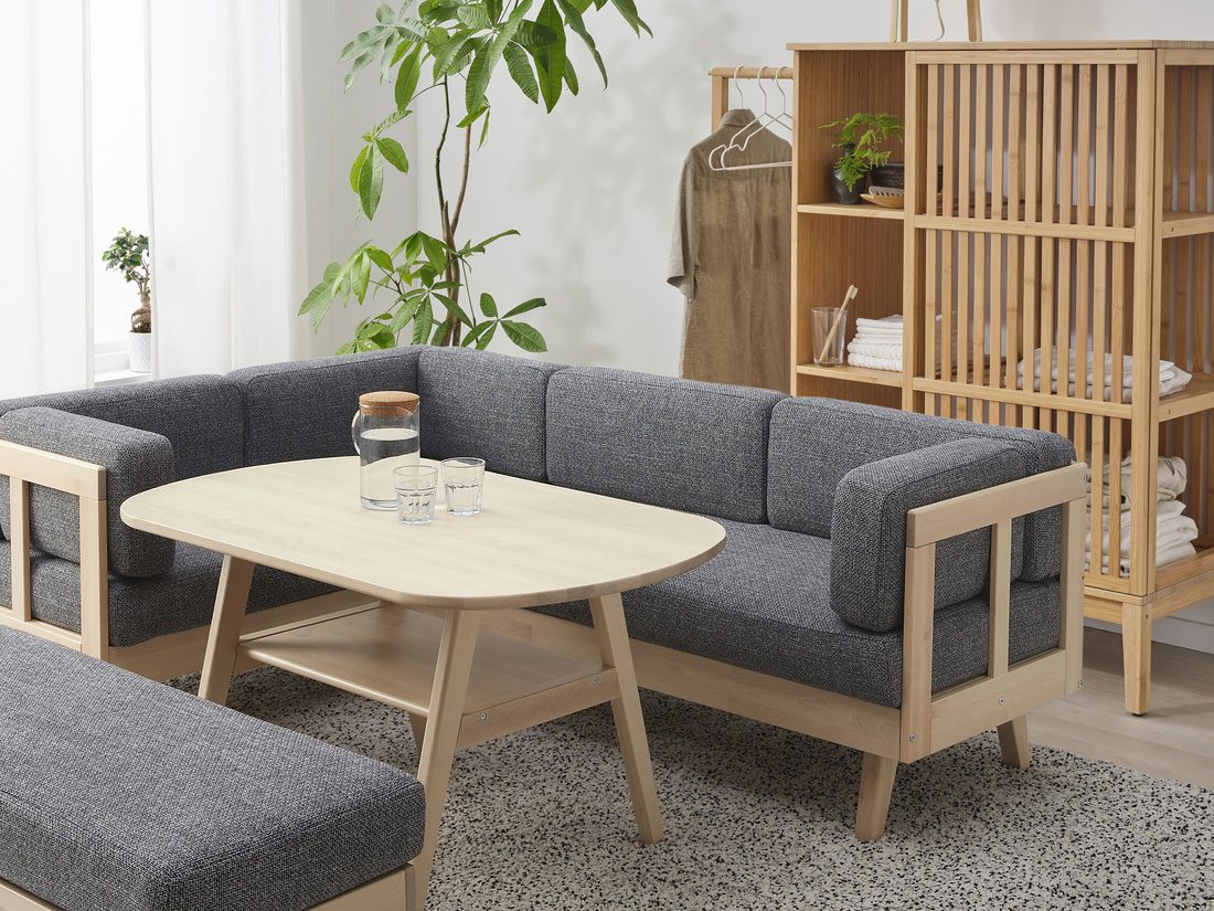 Liten grå modulsoffa, HALVDAN, samt möbler i ljust trä och bambu.