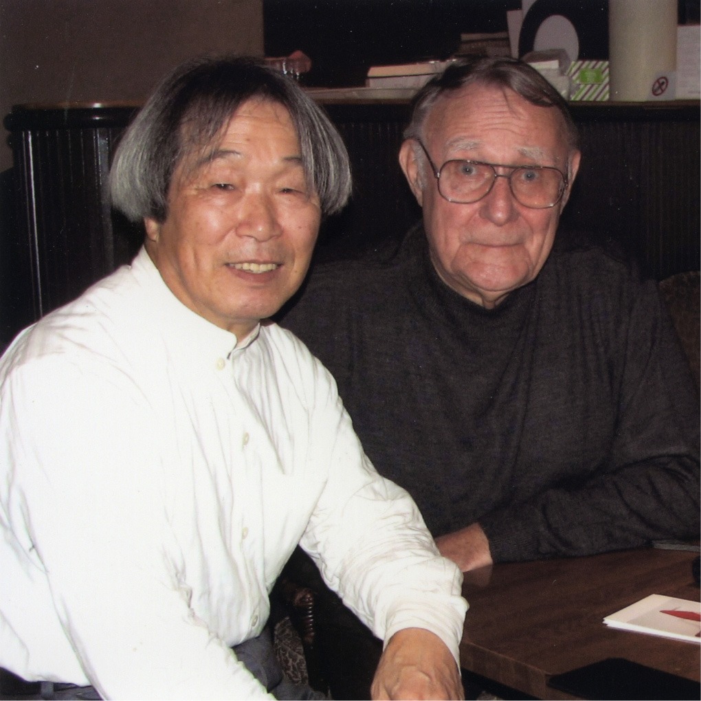 Två leende äldre män, Noboru Nakamura och Ingvar Kamprad, sitter bredvid varandra.