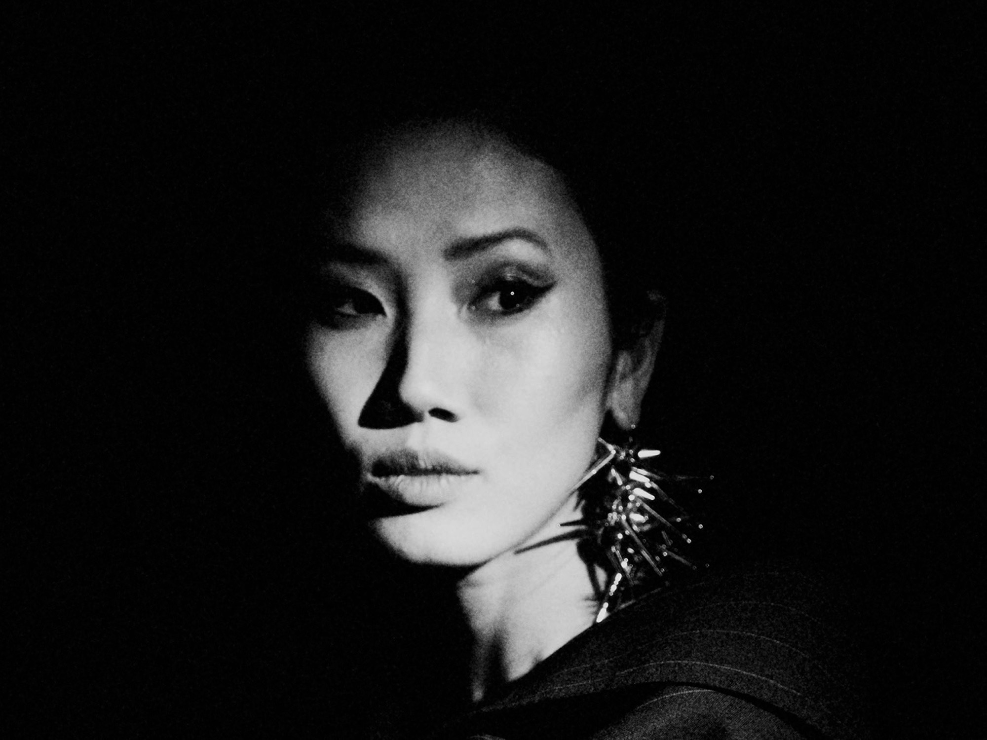 Porträtt i svartvitt av en kvinnlig formgivare, belyst från sidan. Hon medverkar i utställningen Banbrytare – på hennes sätt.