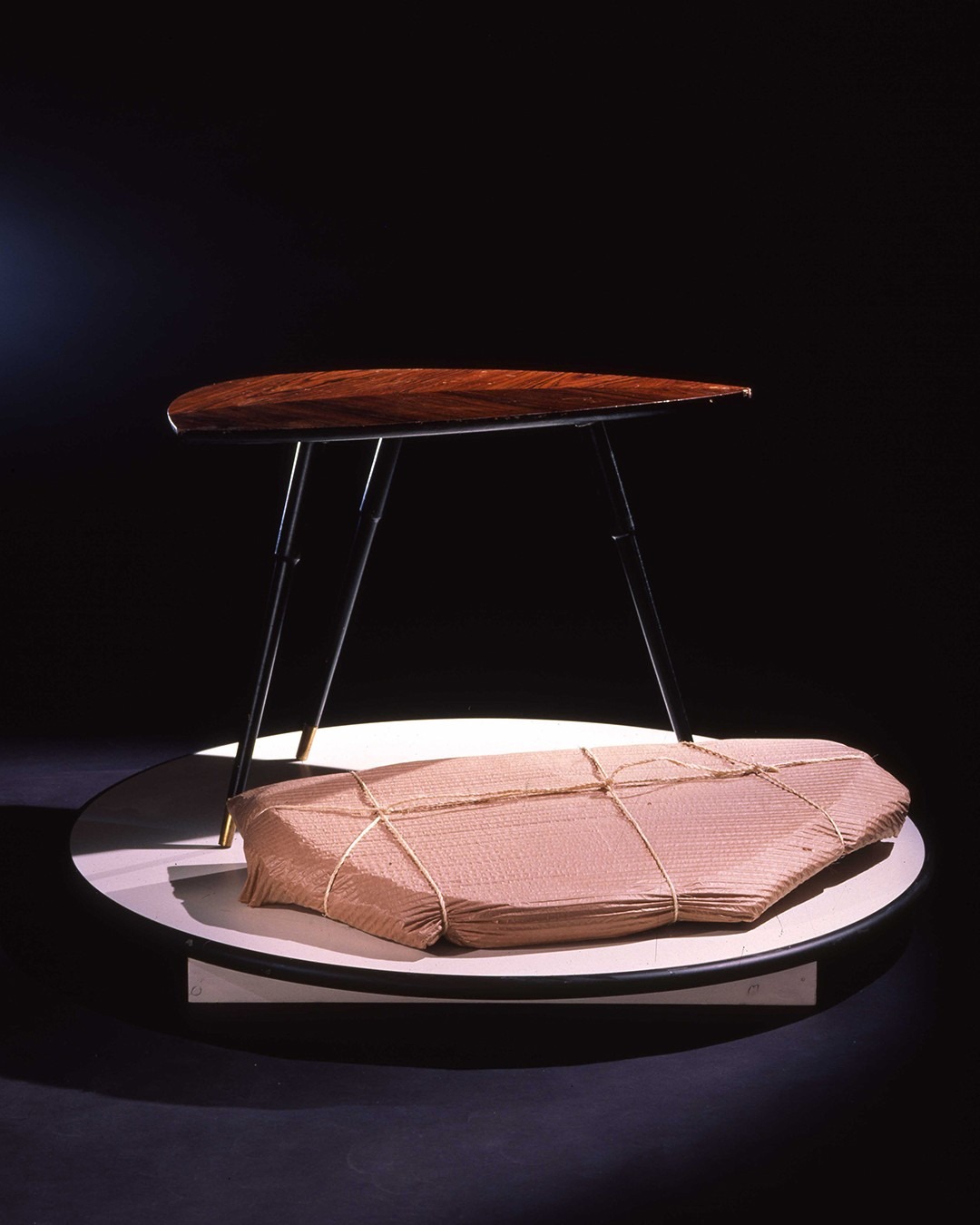 Table displayed above its flat-pack, showing the furniture’s transport and assembly in a compact form